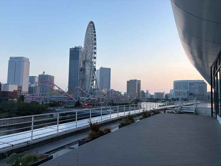 披露宴会場からのみなとみらいの景色。普段見ることのない角度からのみなとみらいの景色に感動しました。