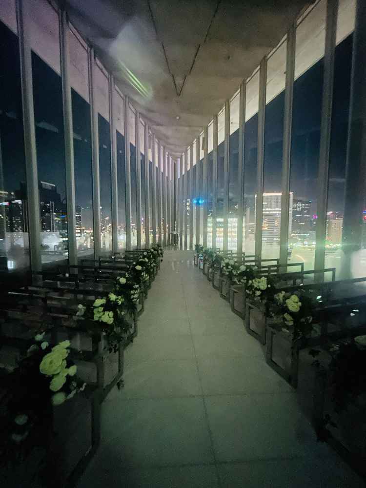 チャペルの電気を消した状態で周りのビルが思ったより高く、正面には大学のロゴがあるのが少し残念です。