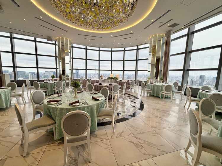 披露宴会場。明るく開放的