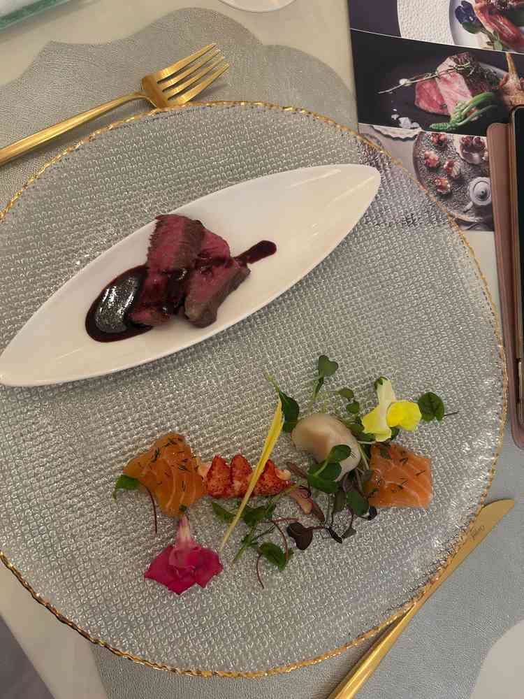 試食会でいただいた前菜とお肉です。お肉がとても柔らかくて美味しかったです。