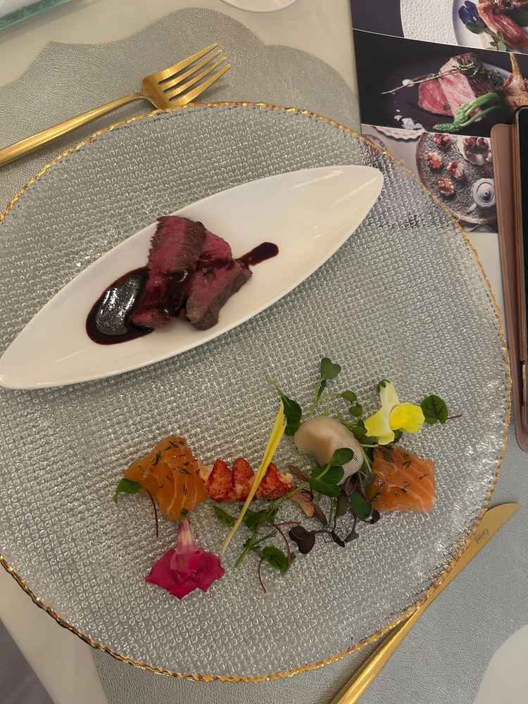 試食会でいただいた前菜とお肉です。お肉がとても柔らかくて美味しかったです。