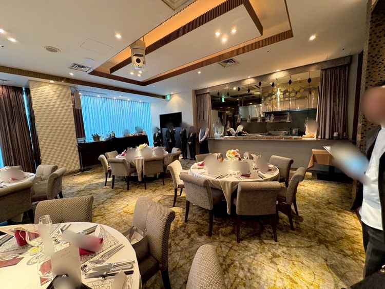 冷めないうちに料理を提供できるオープンキッチンが良かったです。