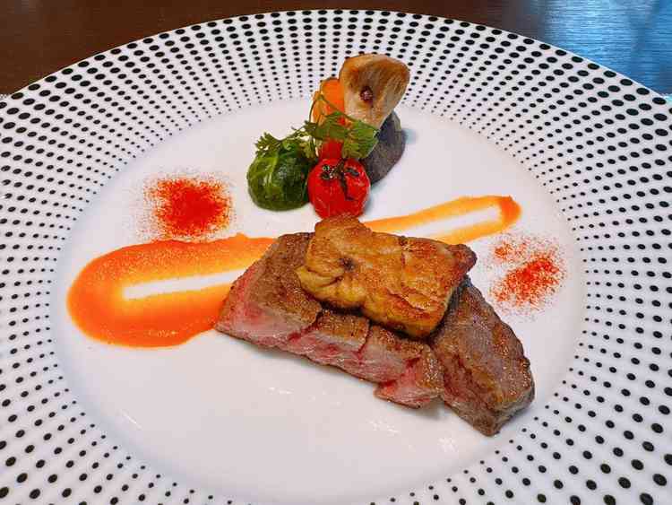 フォアグラとお肉。トリュフのソース、柚子胡椒、塩でそれぞれ楽しめたのも良かったです。