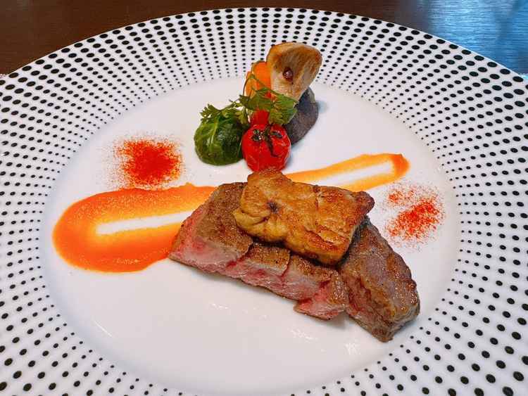 フォアグラとお肉。トリュフのソース、柚子胡椒、塩でそれぞれ楽しめたのも良かったです。