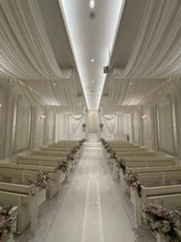 目当ての白いチャペル。純白のドレスが映える白使いになっているらしい。