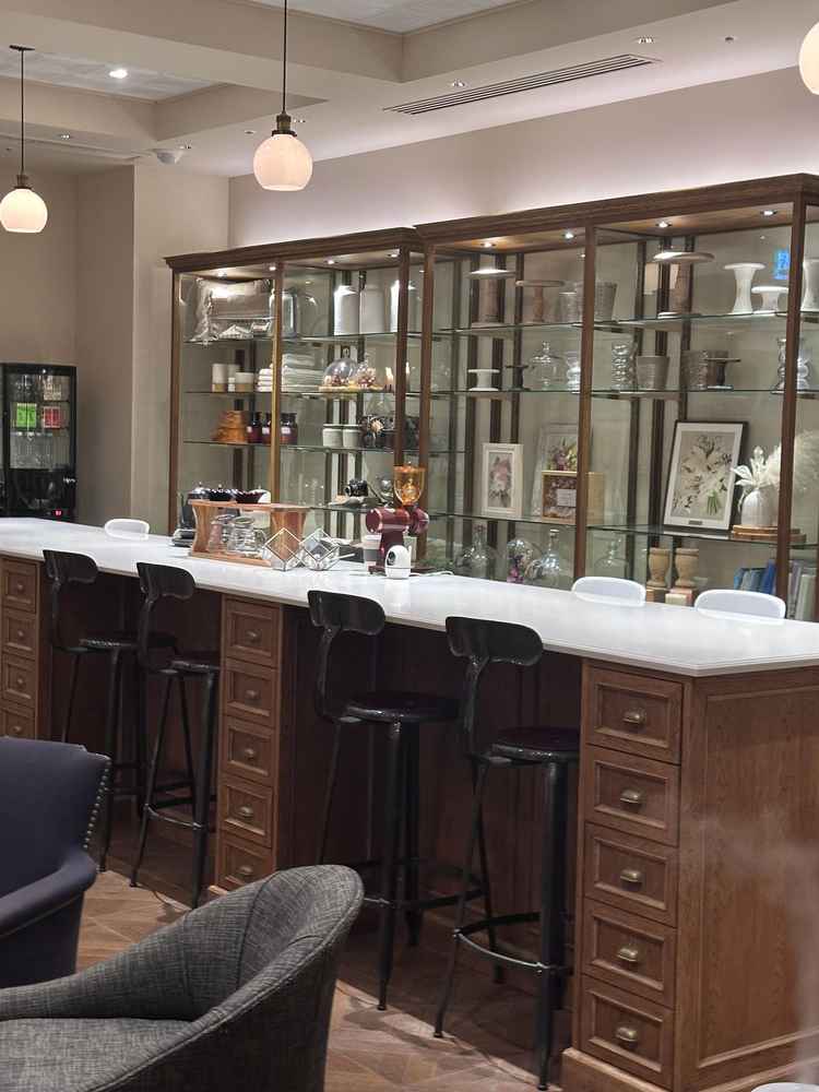 ロビーの写真。バーカウンターがありおしゃれな空間でした。