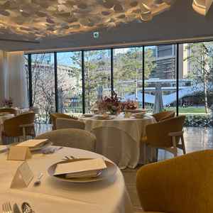 披露宴会場。椅子が座りやすいようにこだわっているとのこと。グラングリーンがとても綺麗に見える。