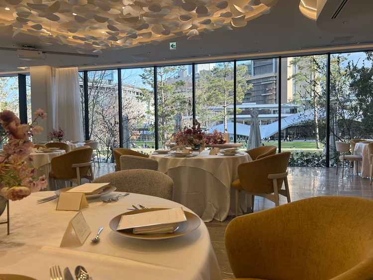 披露宴会場。椅子が座りやすいようにこだわっているとのこと。グラングリーンがとても綺麗に見える。