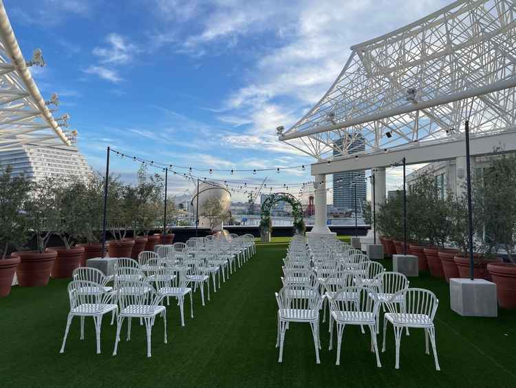 外のチャペル。空の青と芝の緑が綺麗でした。