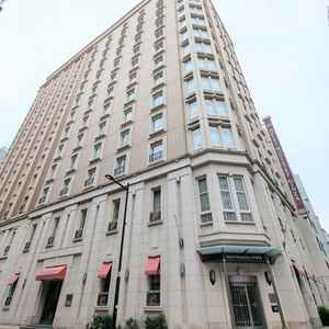 外観はまるでパリの街角に佇むホテルのようです。