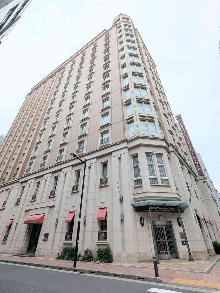 外観はまるでパリの街角に佇むホテルのようです。