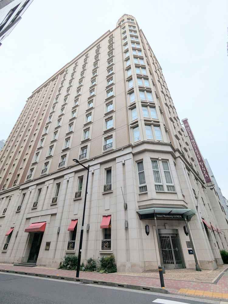 外観はまるでパリの街角に佇むホテルのようです。