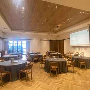 KEYAKI。欅の木をふんだんに使った会場がとても魅力的でした。椅子のフォルムも可愛い。