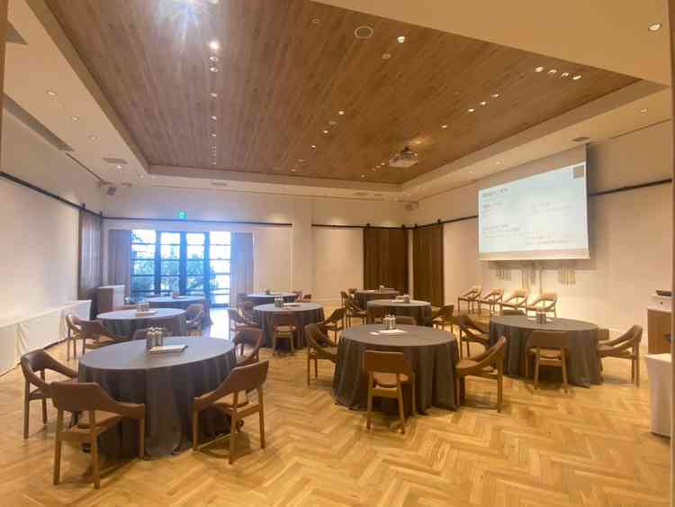 KEYAKI。欅の木をふんだんに使った会場がとても魅力的でした。椅子のフォルムも可愛い。