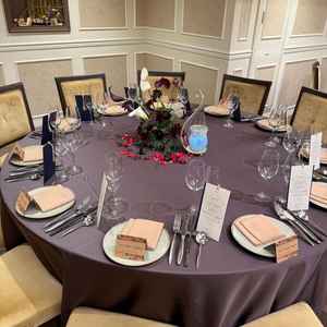 披露宴会場が2種類あり、どちらにするか選ぶのも楽しいです。