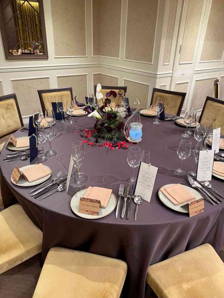 披露宴会場が2種類あり、どちらにするか選ぶのも楽しいです。