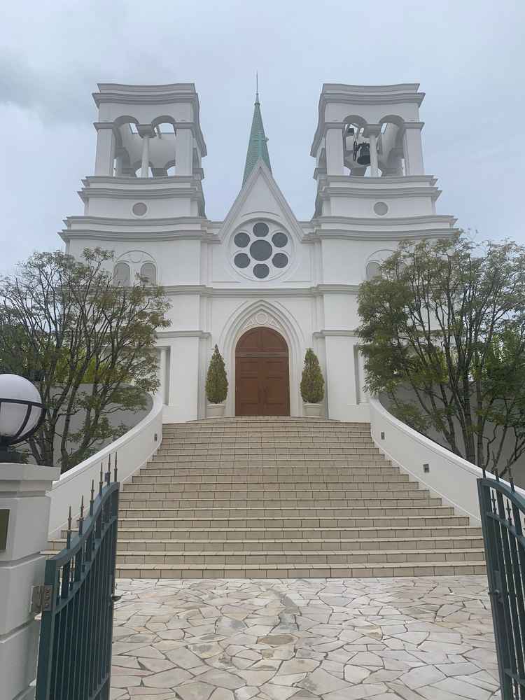 チャペルの正面の写真。ここの階段でフラワーシャワーを行う。