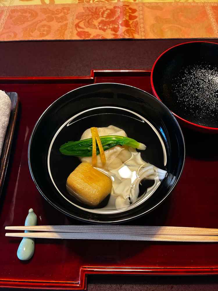 お吸い物。式当日にも出てくるもの。優しい味がした。