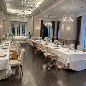 少人数から大人数まで対応可能な披露宴会場。ガーデンへの行き来も自由。正方形で触れ合いやすい。