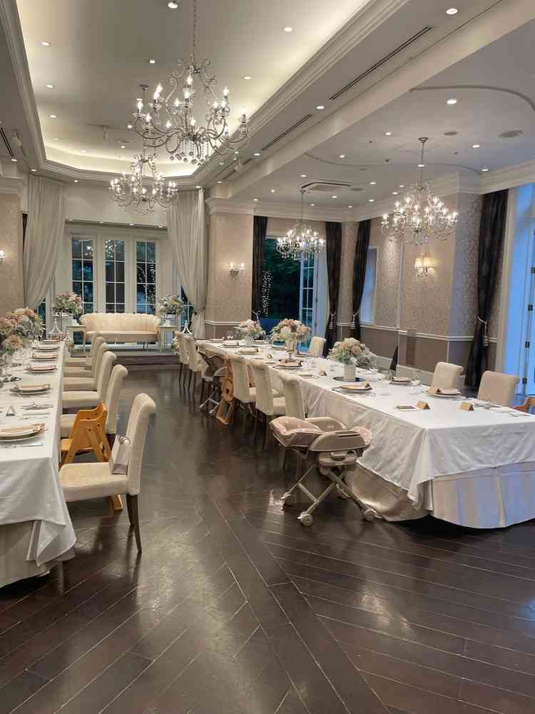 少人数から大人数まで対応可能な披露宴会場。ガーデンへの行き来も自由。正方形で触れ合いやすい。