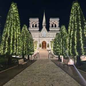 正面入り口から見た時のチャペル。夜はイルミネーションをしている。