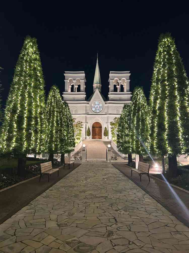 正面入り口から見た時のチャペル。夜はイルミネーションをしている。