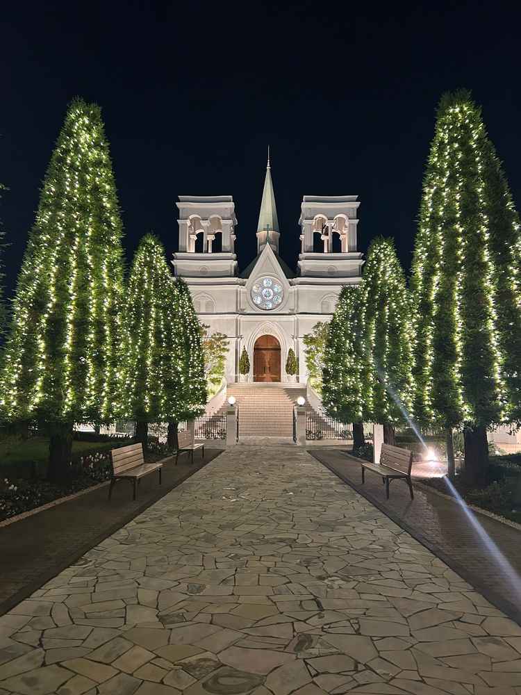 正面入り口から見た時のチャペル。夜はイルミネーションをしている。