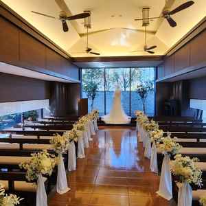 天井高もあり、色調も温かみのある素敵なチャペルでした。