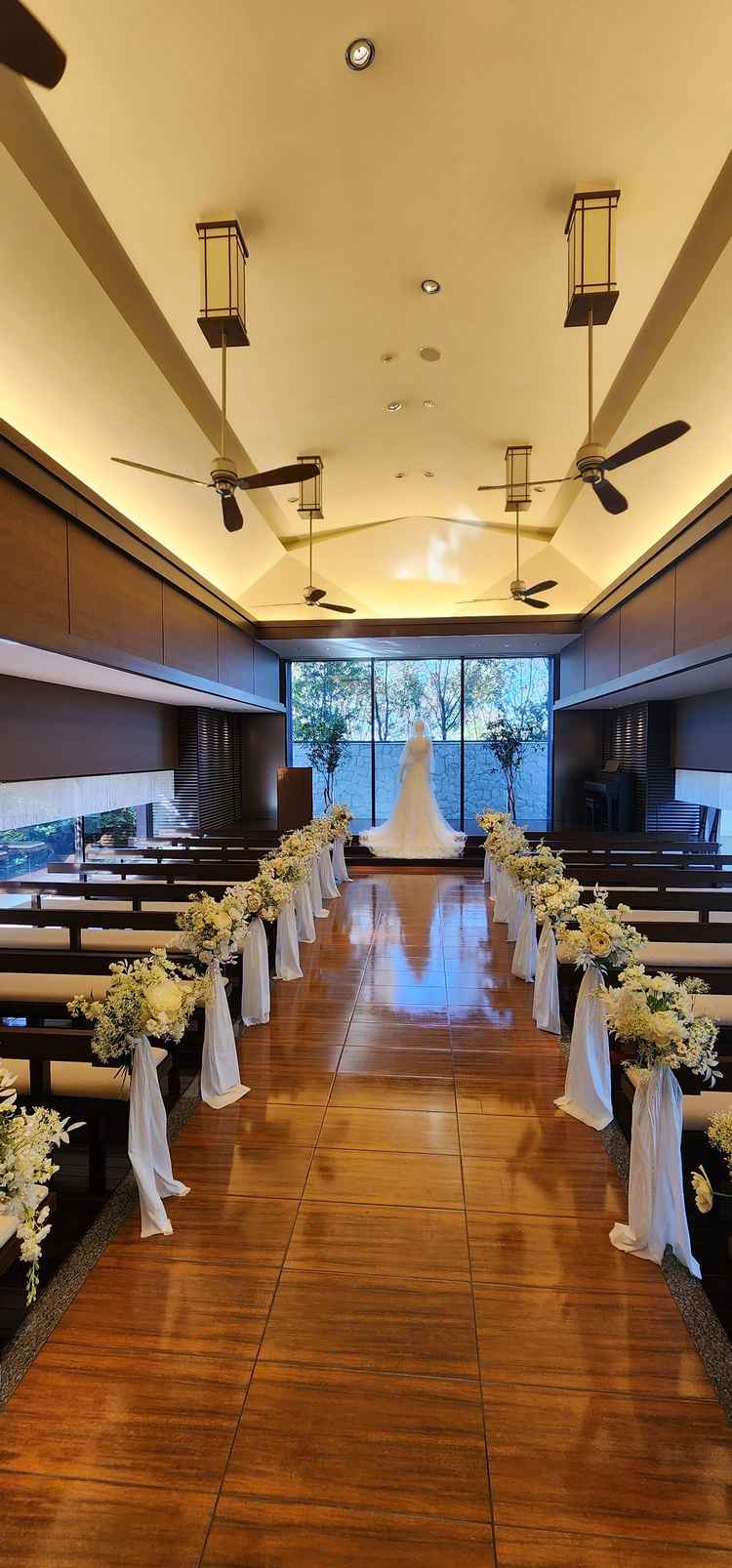 天井高もあり、色調も温かみのある素敵なチャペルでした。