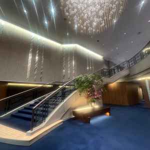 入口に入ってすぐに大きなシャンデリアと階段があり晴れの日にぴったりの豪華さを感じました。