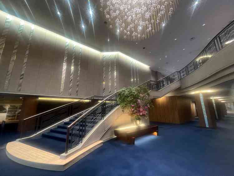 入口に入ってすぐに大きなシャンデリアと階段があり晴れの日にぴったりの豪華さを感じました。