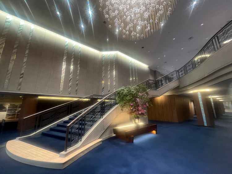 入口に入ってすぐに大きなシャンデリアと階段があり晴れの日にぴったりの豪華さを感じました。