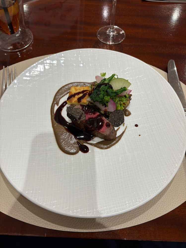 盛り付けが綺麗なメインお肉料理