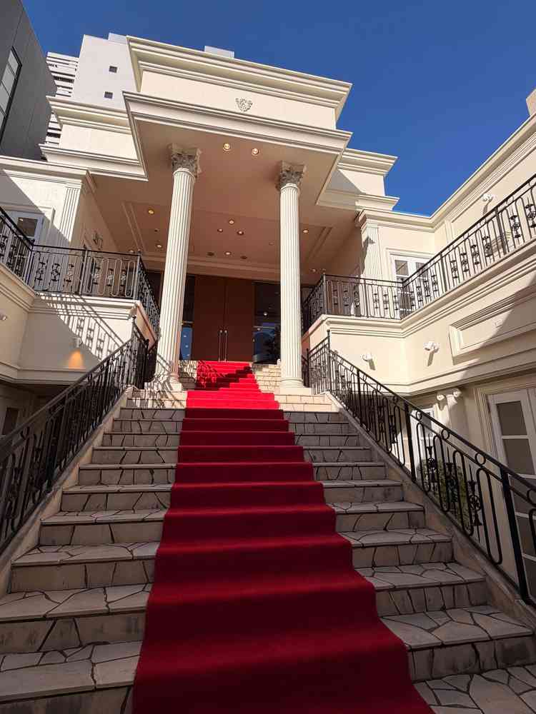 挙式後ここでフラワーシャワーを行えます。ただ、雨だと屋根がないため挙式会場に変更になります。