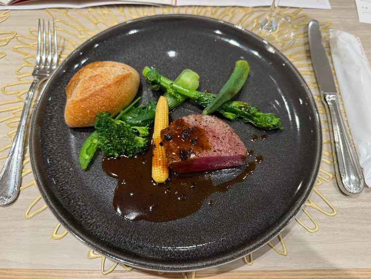 お肉の焼き加減が絶妙で、トリュフのソースがマッチしていました。