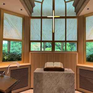 チャペル。あえて緑を見せることで、洗練された雰囲気を醸し出している。