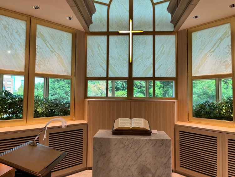 チャペル。あえて緑を見せることで、洗練された雰囲気を醸し出している。