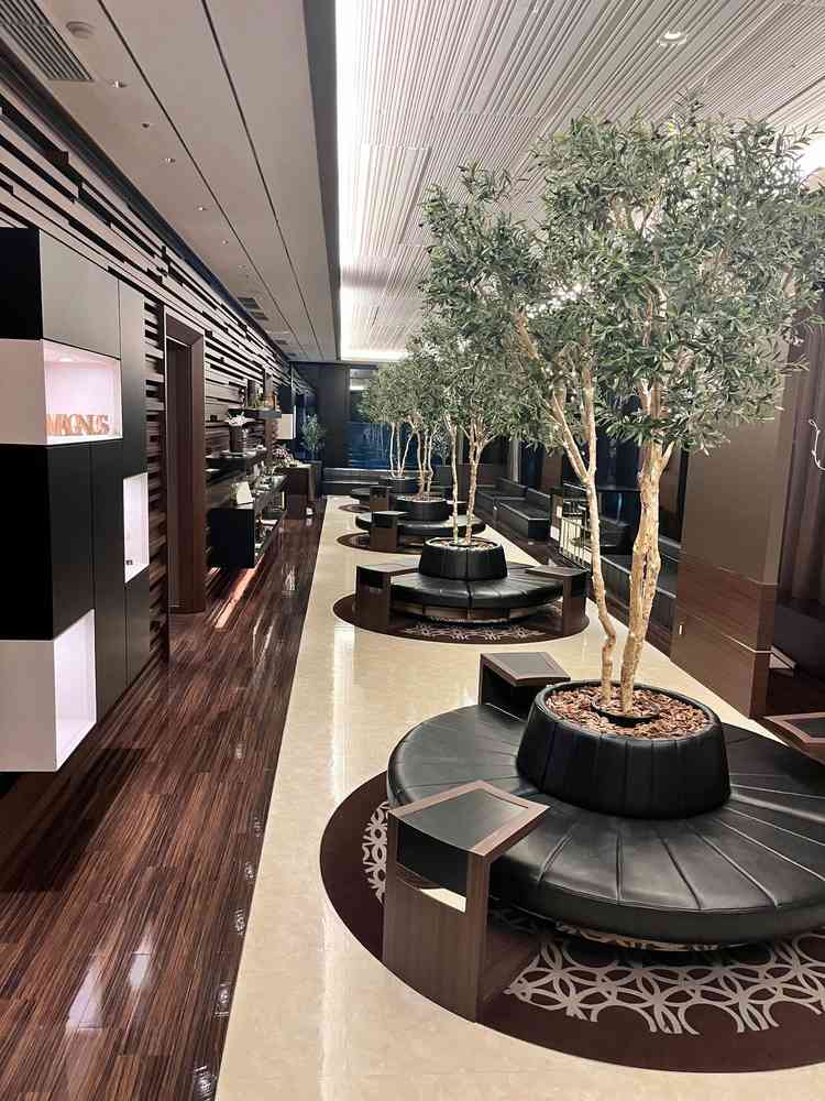 受付はシンプルだけど緑もあってデザイン性がいい。また右側の窓から東京タワーが見れるのもいい。