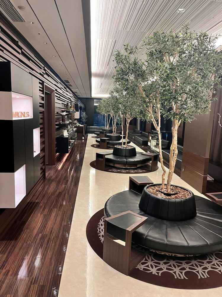 受付はシンプルだけど緑もあってデザイン性がいい。また右側の窓から東京タワーが見れるのもいい。