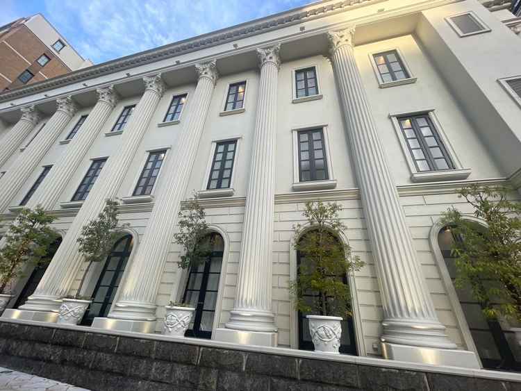 西側大通り側からの写真。新神戸と三宮の間にある為、新幹線で来るゲストにも良い立地。