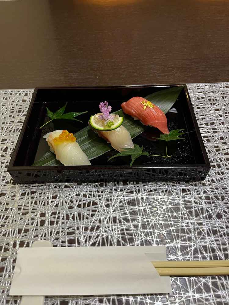 試食の写真です。お寿司が出たことに驚きました。見た目も華やかで美味しかったです。