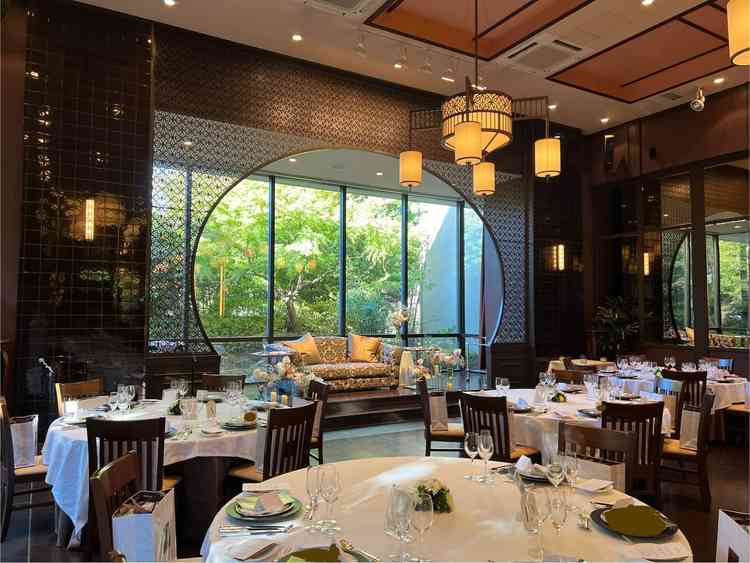 披露宴会場オリエンタルテラス。中華で落ち着いた感じが珍しく、水辺も隣接しておりとても素敵でした。