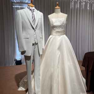 会場のウェディングドレスとタキシードの衣装を目にして自分達も着るイメージ・実感が湧いてきました。