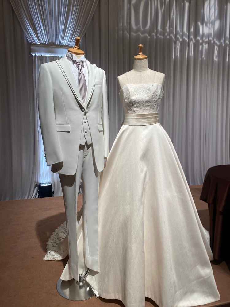 会場のウェディングドレスとタキシードの衣装を目にして自分達も着るイメージ・実感が湧いてきました。