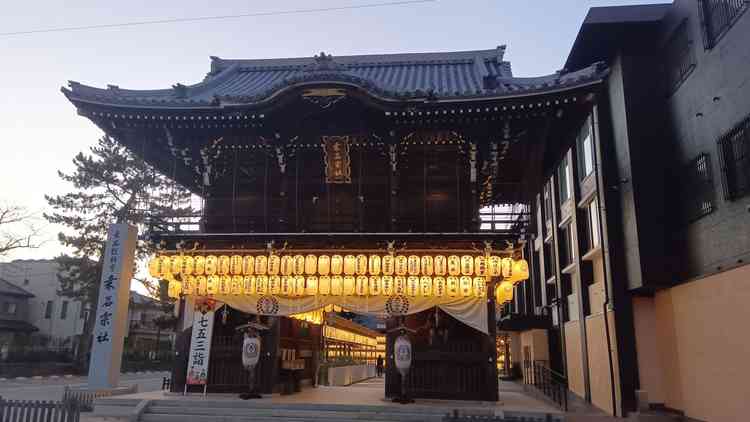 集合写真スポットである正面の門。暗くなると提灯に明かりがともります。