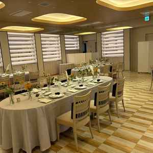 披露宴会場。明るく可愛らしい雰囲でした。web上の写真ほど白くなく、温かみのある色だった。