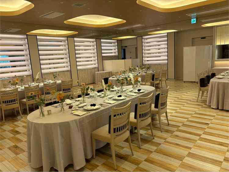 披露宴会場。明るく可愛らしい雰囲でした。web上の写真ほど白くなく、温かみのある色だった。