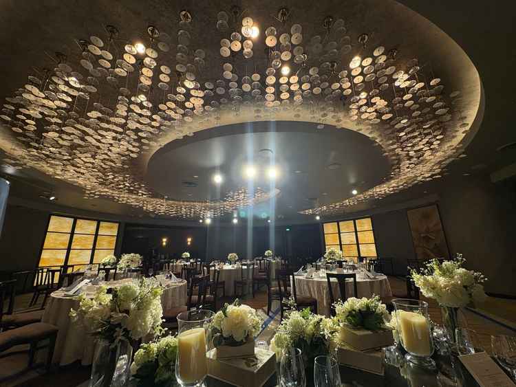 落ち着いた雰囲気の披露宴会場で、大人っぽい結婚式ができそうでした。シャンデリアが魅力的でした。