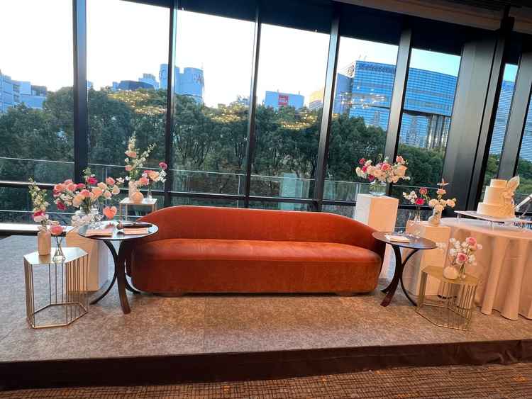 ソファー式の高砂。横長のソファーでぬいぐるみを置いたり、ゲストに横に座ってもらって写真が撮れる。