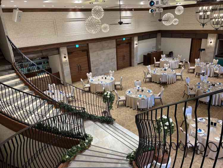 披露宴会場。2ヶ所から入場できる内階段が特徴的。